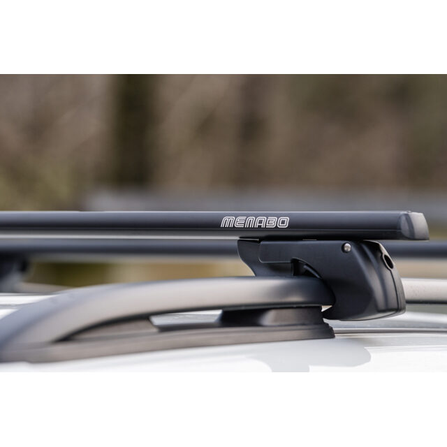 MENABO ΜΠΑΡΕΣ ΟΡΟΦΗΣ ΑΛΟΥΜΙΝΙΟΥ SHERMAN XL BLACK 135 cm ΣΕ ΜΑΥΡΟ ΧΡΩΜΑ ΓΙΑ Subaru Forester (SH) 5 doors 2008>2013 ΜΕ RAISED RAILS (Παράλληλες Μπάρες με Κενό) - 2 ΤΕΜ. (12290/MB)