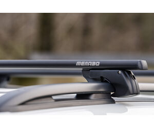 MENABO ΜΠΑΡΕΣ ΟΡΟΦΗΣ ΑΛΟΥΜΙΝΙΟΥ SHERMAN XL BLACK 135 cm ΣΕ ΜΑΥΡΟ ΧΡΩΜΑ ΓΙΑ Jeep Cherokee (KJ) 5 doors 2005>2007 ΜΕ RAISED RAILS (Παράλληλες Μπάρες με Κενό) - 2 ΤΕΜ. (12290/MB)