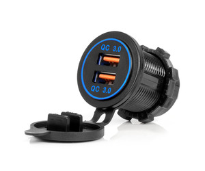 Amio - ΠΡΙΖΑ ΜΕ 2 ΘΥΡΕΣ USB ΚΑΙ ΚΑΠΑΚΙ 12/24V QUICK CHARGE 3.0 ΑΔΙΑΒΡΟΧΗ ΜΕ ΜΠΛΕ LED ΦΩΣ ΜΑΥΡΗ - 1 ΤΕΜ. (04218/AM)
